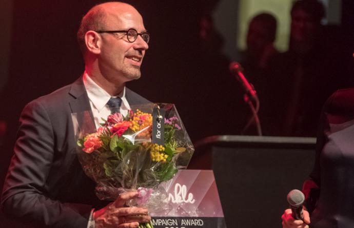 Piet De Bruyn krijgt Çavaria Campaign Award voor holebi-engagement